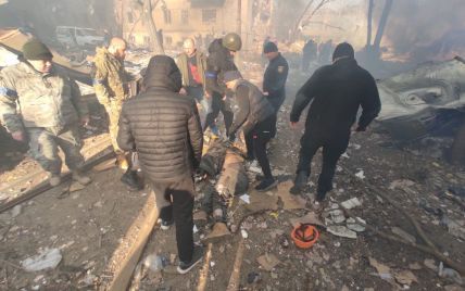 Внаслідок обстрілу окупантами житлового кварталу у Києві загинула одна людина (фото, відео)