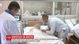 Медики больницы Мечникова борются за жизнь двух тяжело раненых военных