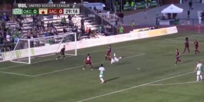 Мексиканский футболист забил фантастический гол после акробатического вброса