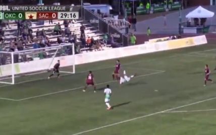 Мексиканский футболист забил фантастический гол после акробатического вброса