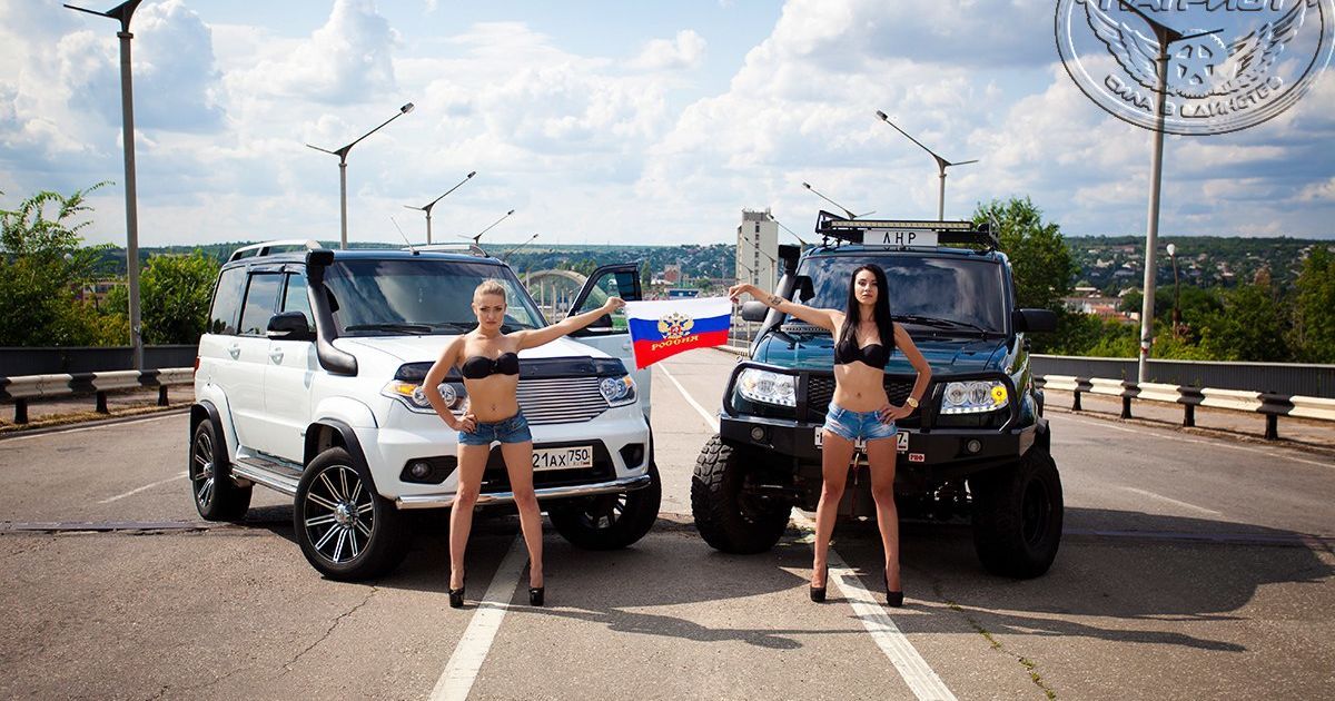 Девушки позировали там, где погибали люди / © VK/ПАТРИОТ! (общественная организация)