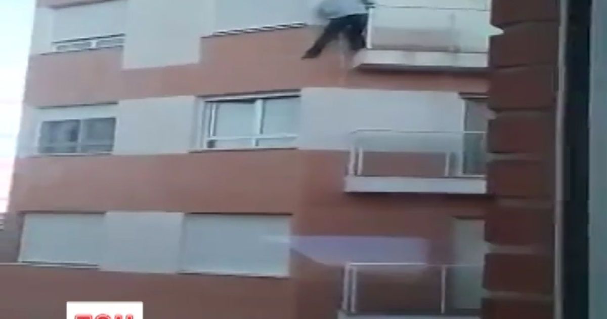 Сетью ширится видео гибели эквадорца, который лез в свою квартиру через балкон