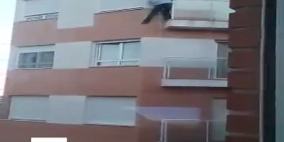 Сетью ширится видео гибели эквадорца, который лез в свою квартиру через балкон