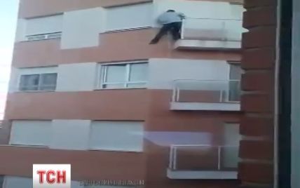 Сетью ширится видео гибели эквадорца, который лез в свою квартиру через балкон