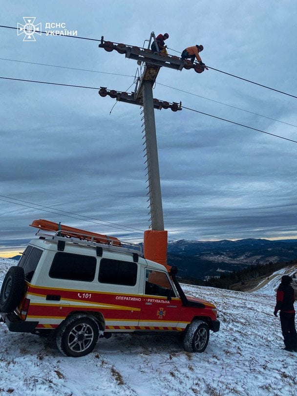 У Львівській області на горі Захар Беркут зупинився підйомник. / © Управління ДСНС у Львівській області