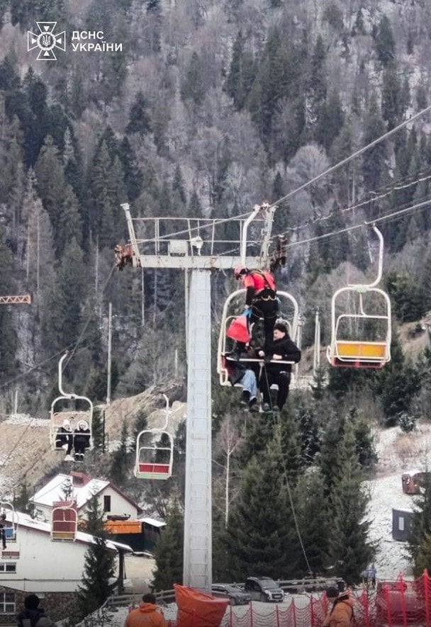 У Львівській області на горі Захар Беркут зупинився підйомник. / © Управління ДСНС у Львівській області