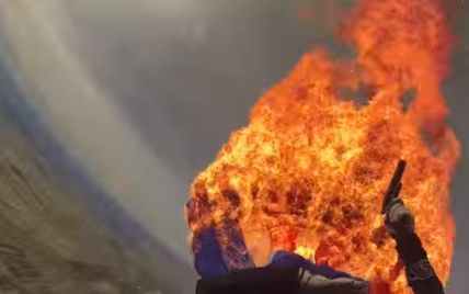 В Сети показали видео отчаянного прыжка экстремалки с горящим парашютом