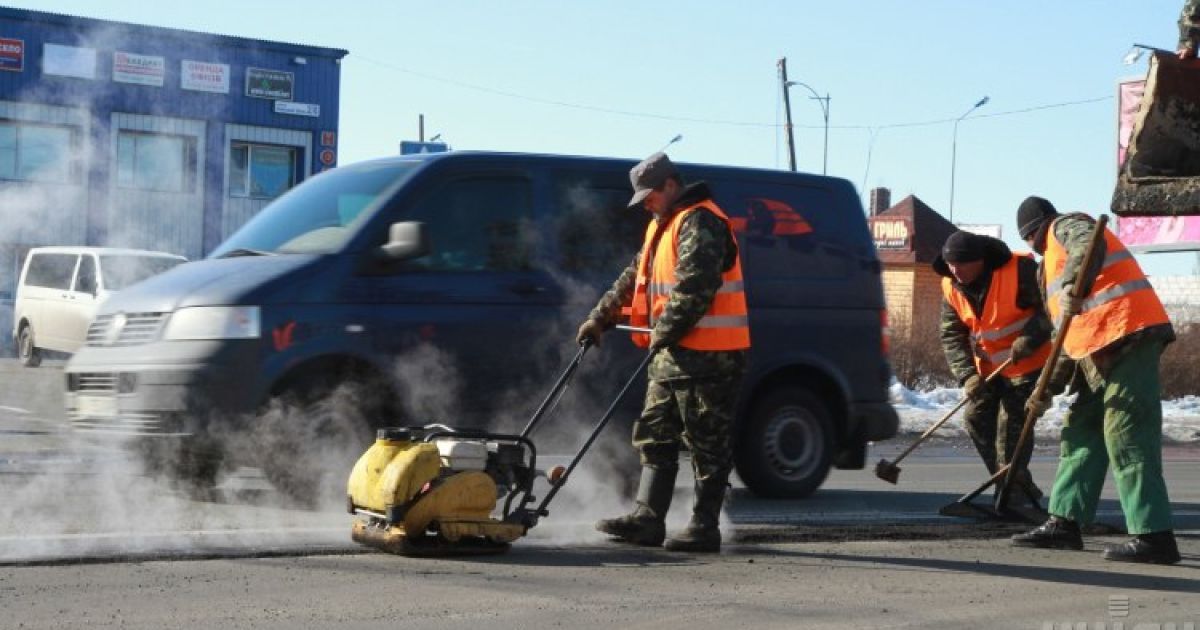 В Киеве на ремонте дорог украли более полумиллиона гривен: коммунальщикам грозит 12 лет тюрьмы