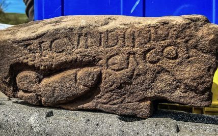 Вирізьблений фалос із посланням: у Британії виявили стародавнє вульгарне "графіті" (фото)