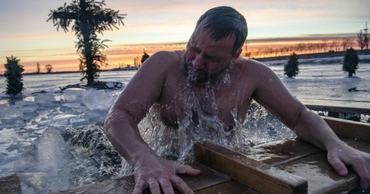 Крещение-2022: как украинцы "смывали грехи" в прорубях