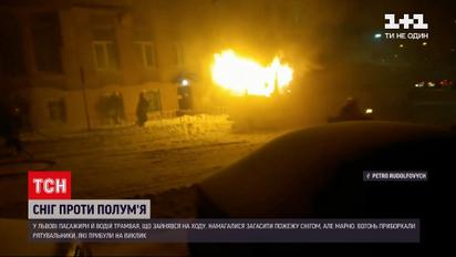Новости Украины: во Львове загорелся трамвай, пассажиры снегом тушили пламя