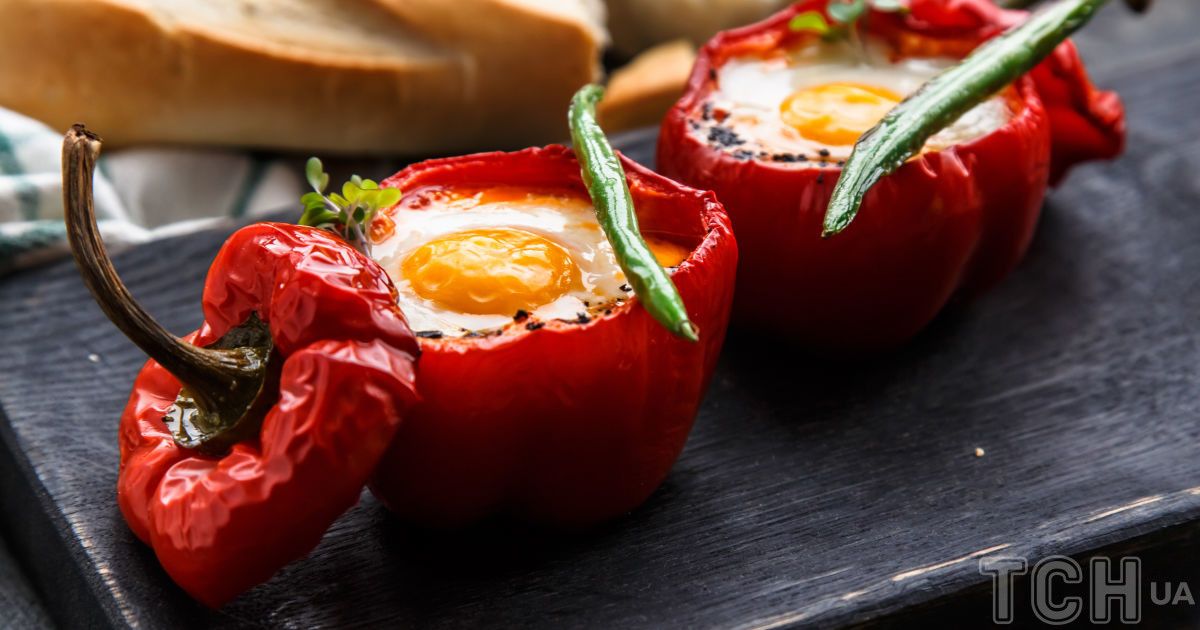 Яичница с ветчиной, сыром в перце