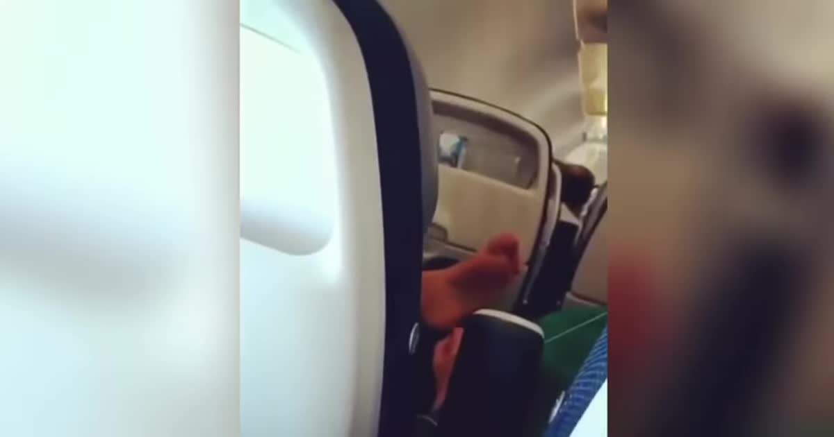 Пассажир самолета без обуви возмутил отвратительным занятием и попал на видео