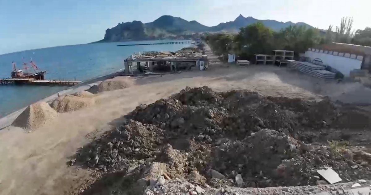 Пустая набережная Коктебеля в Крыму /Фото: скриншот
