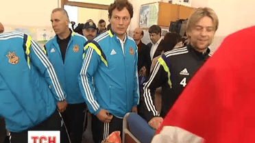 Українські футболісти відвідали поранених бійців АТО, які лікуються в військовому госпіталі