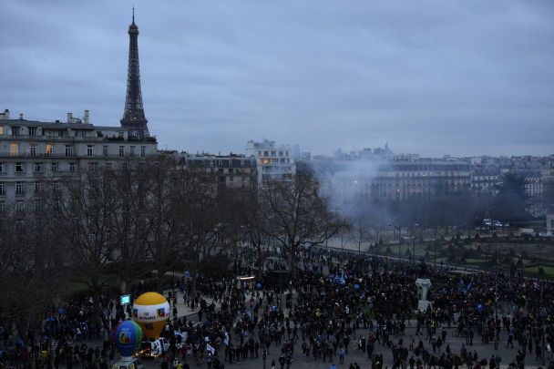Французи вийшли на протести проти підвищення пенсійного віку