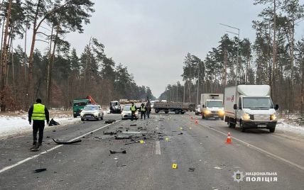 У Києві мікроавтобус влетів у вантажівку: загинув водій (фото)