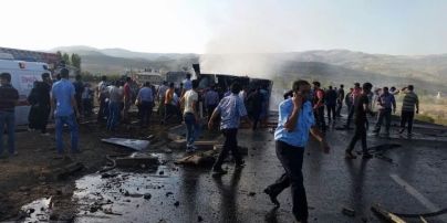 В Турции начиненный взрывчаткой грузовик врезался в полицейский автобус - СМИ