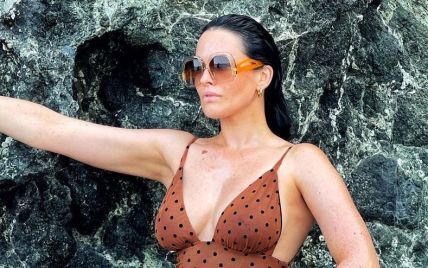 В красном бикини и леопардовой панамке: Даша Астафьева похвасталась сексуальным бюстом на пляже