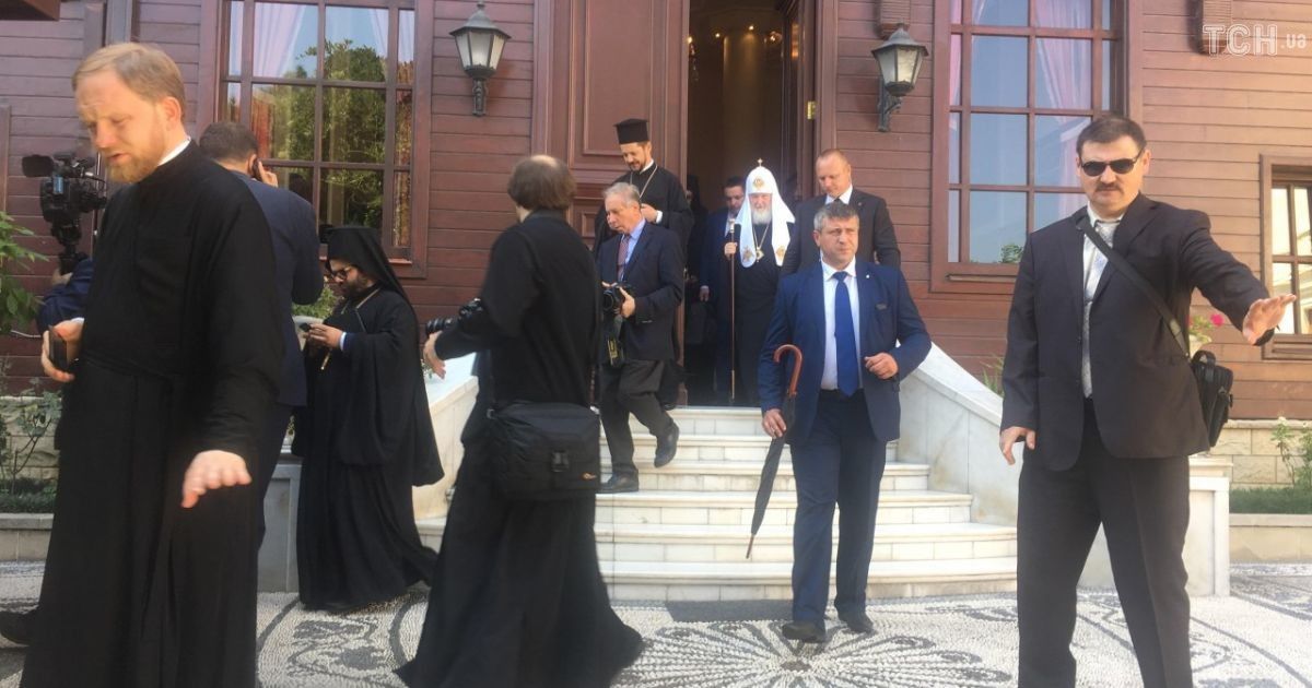 Подозрительные напитки: в Сети обсуждают конфуз при встрече Варфоломея и Кирилла