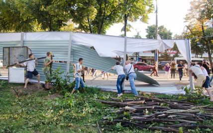 У Запоріжжі громада знесла будівельний паркан. У місті борються за парк, який вирубали заради ТРЦ