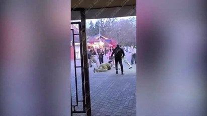 Избиение военного в Гидропарке: подростки атакуют мужчину в форме