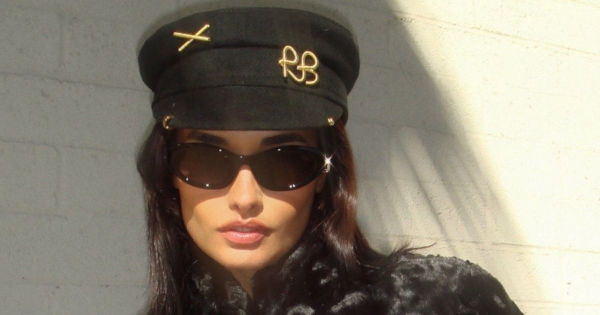 У кепі Руслана Багінського: бразильська модель Жизель Олівейра вийшла на прогулянку