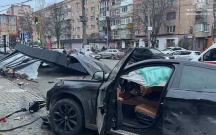 У Хмельницькому водій на швидкості влетів у зупинку: троє загиблих (фото)