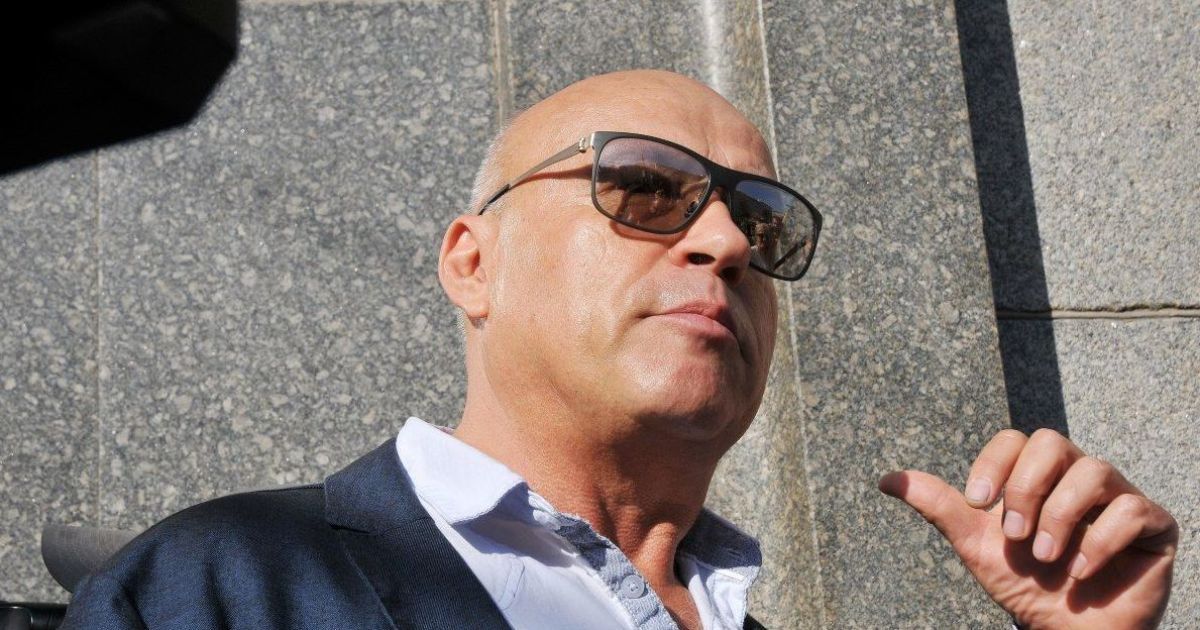 В Сети появилось видео, как экс-вице-премьер "по-особенному" воспитывает своего внука на улице