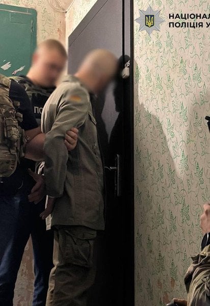 У Києві чоловіка знайшли вбитим у під’їзді