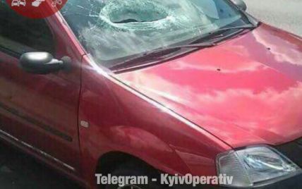 В Киеве неизвестные бросили кусок бетона с моста прямо в лобовое стекло машины. Есть пострадавшие
