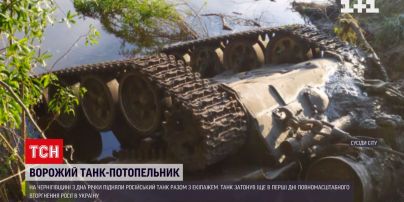 Російський танк з мертвим екіпажем підняли з дна річки на Чернігівщині