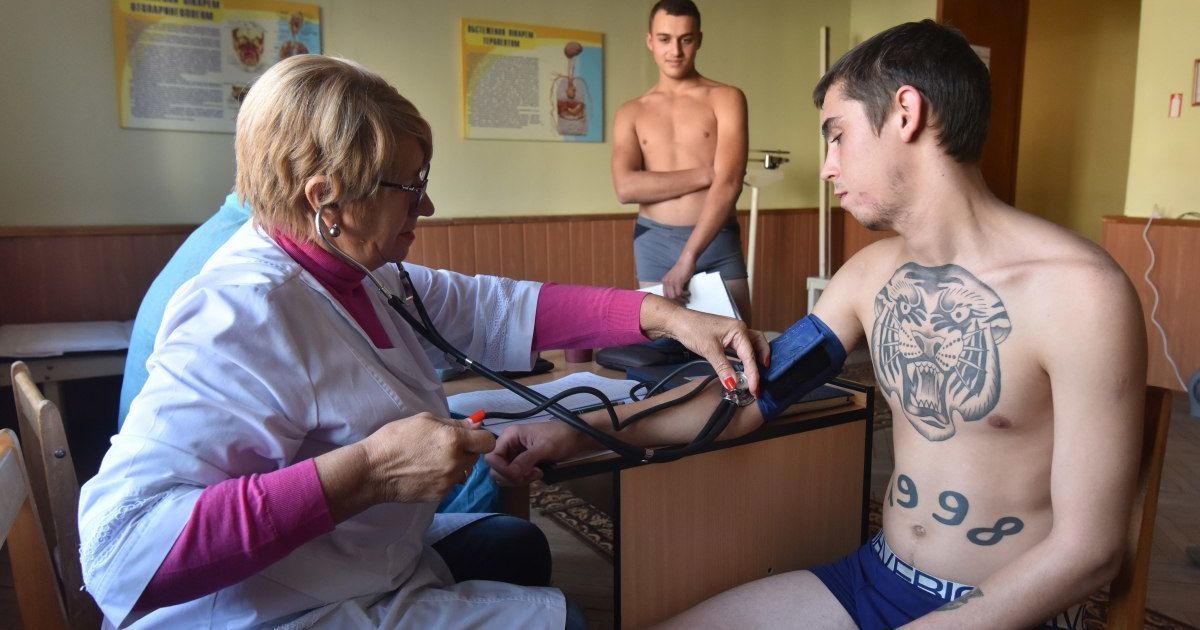 Армия вместо вуза: абитуриентов в Украине забирают служить, несмотря на постановление Кабмина и обещания власти