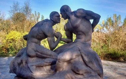Кличко признался, что его младший брат без одежды выглядит лучше скульптуры в Коростышеве