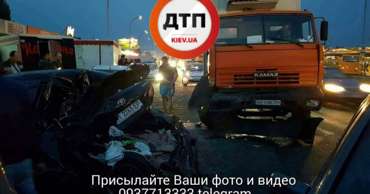 Масштабна аварія на Лісовій у Києві: шість "пожмаканих" машин та двоє травмованих