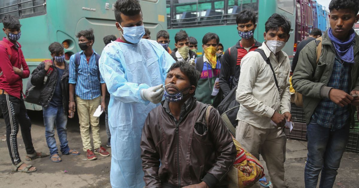 Індія повідомила про рекордний стрибок коронавірусу: за добу інфікувалося понад 314 тисяч осіб