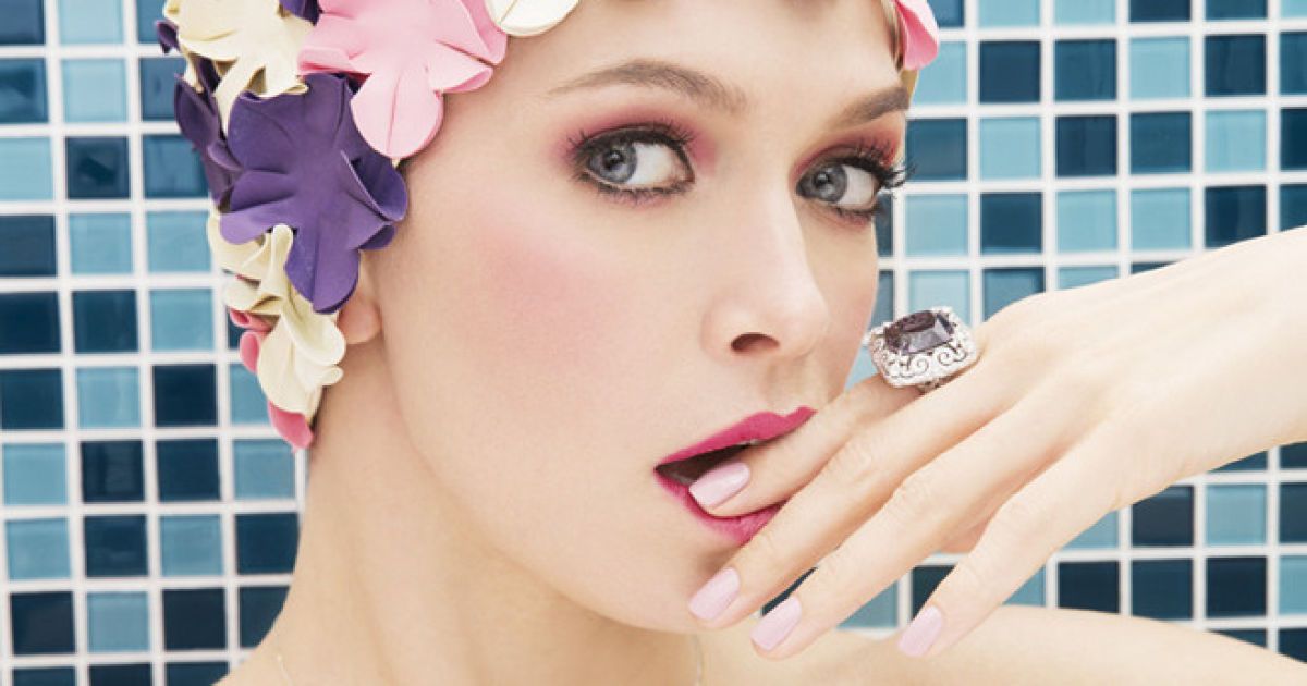 Брежнева примерила образ ретро / © Tatler.ru