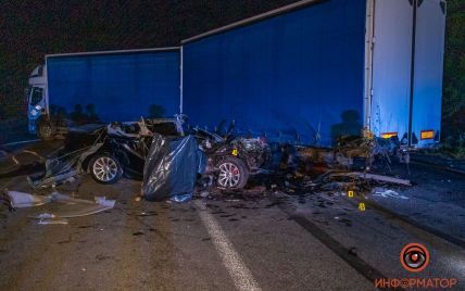 У Дніпропетровській області Nissan на швидкості в’їхав у вантажівку: загинули двоє чоловіків і дитина