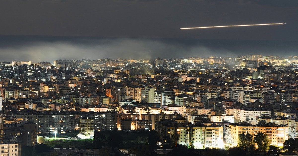 Літак над Бейрутом на тлі диму від ізраїльських авіаударів по Дахії