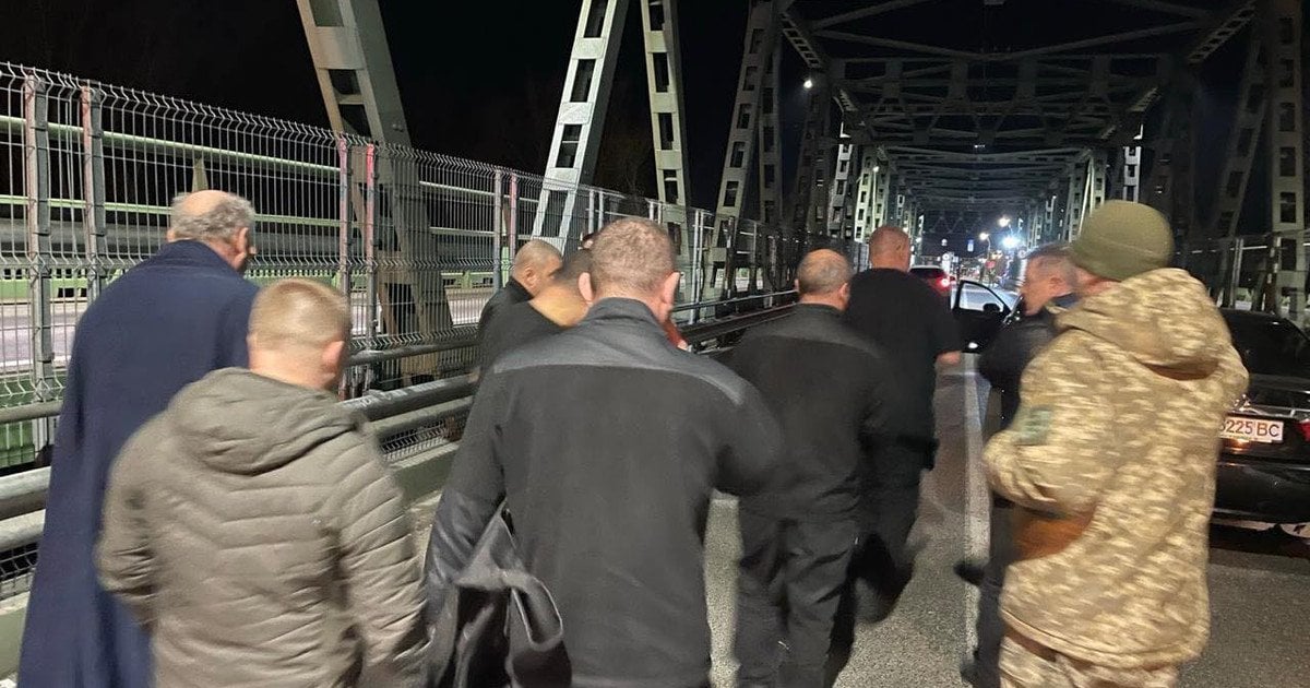 Семеро українців повернули додому після затримання в Угорщині.