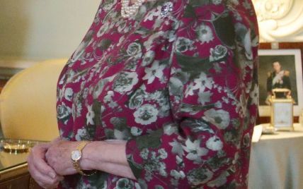 Все ярче и ярче: 90-летняя королева Елизавета II надела нетипичное платье с цветочным принтом
