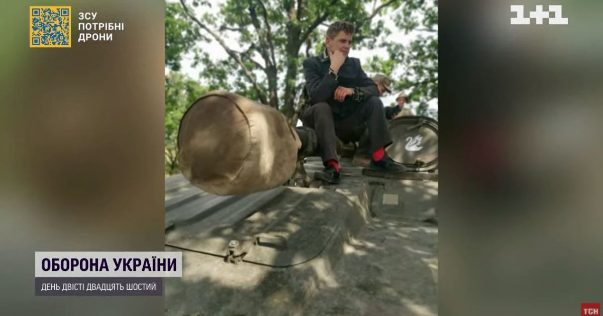 Перший хлопець на фронті: боєць "Лебідь" в діловому костюмі і у вишиванці палить ворога на своїй САУ