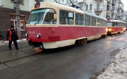 На столичном Подоле трамвай сошел с рельс