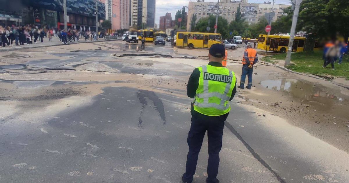 В Киеве прорвало трубопровод, перекрыто движение по улице Антоновича