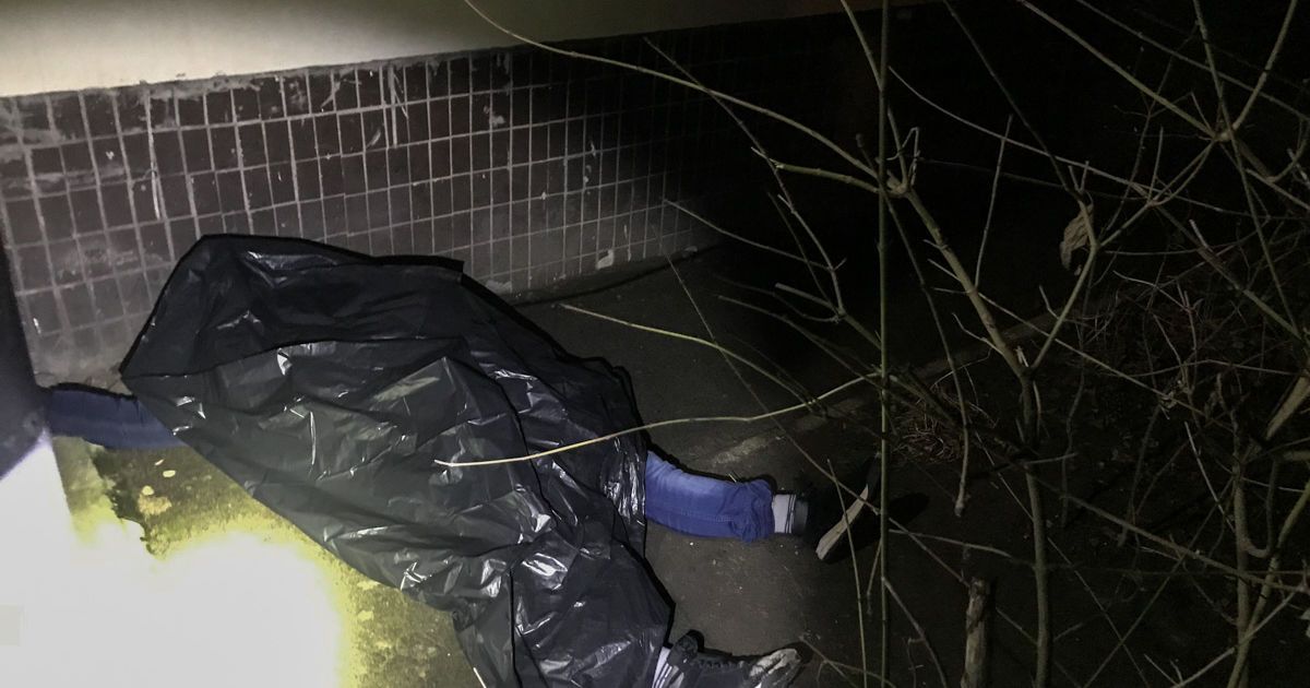 В Киеве на Теремках под подъездом нашли тело молодого мужчины