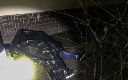 У Києві на Теремках під під’їздом знайшли тіло молодого чоловіка