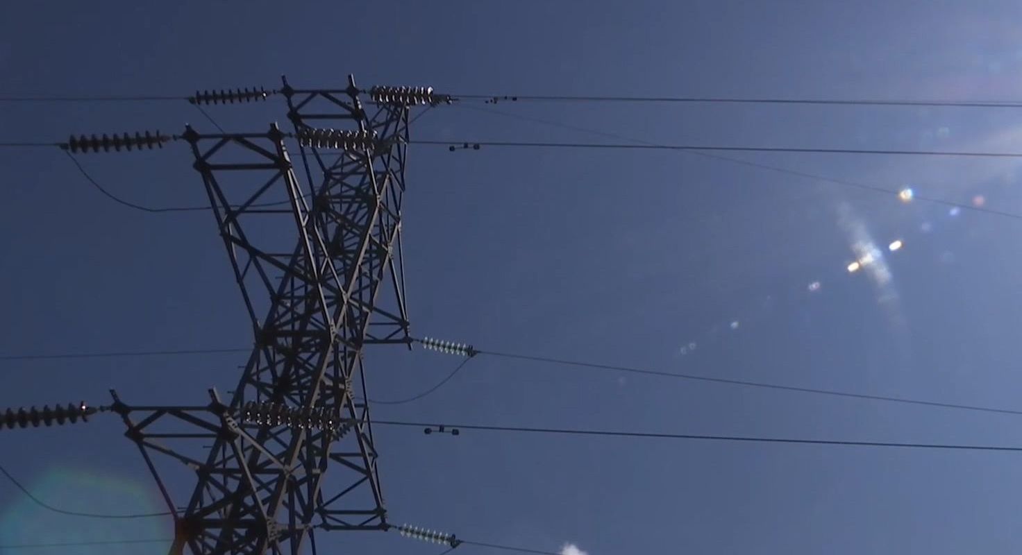 В Житомирской области врачи борются за жизнь парня, который получил удар током и упал с 10 метров