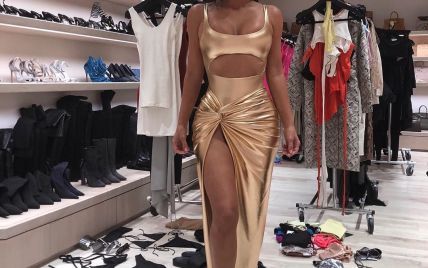 В гардеробной: Ким Кардашьян блеснула формами в обтягивающем золотом платье