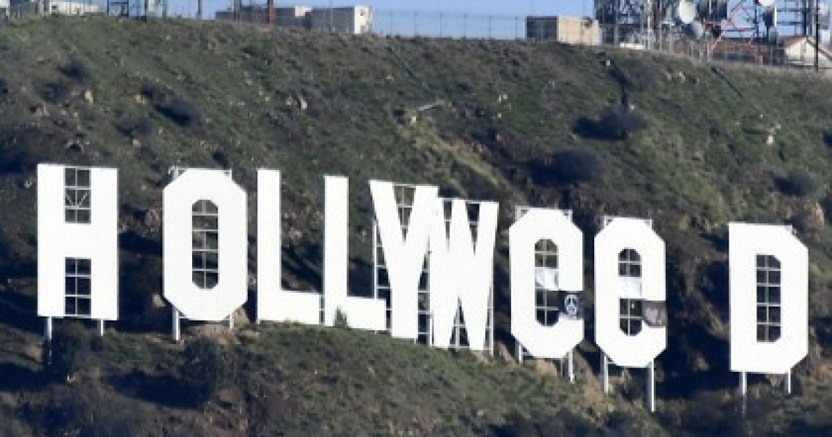 В Лос-Анджелесе неизвестный изменил надпись Hollywood на Hollyweed: фото