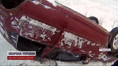 Собственное авто стало ловушкой: в Ровенской области коп спас после ДТП маму с ребенком